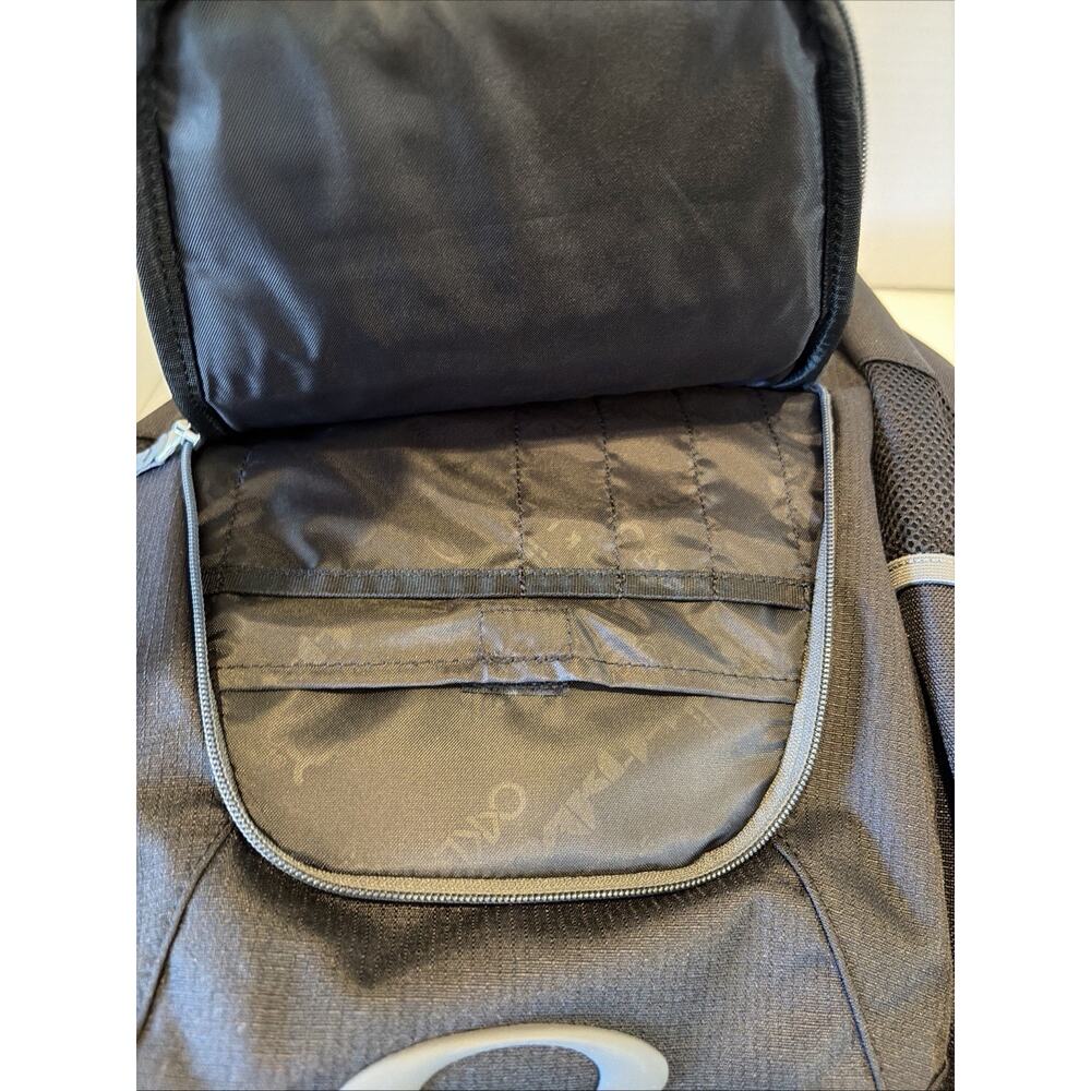 Oakley 26L Gearbox 5-Speed Backpack Stone black NEW w/ Tags View 3